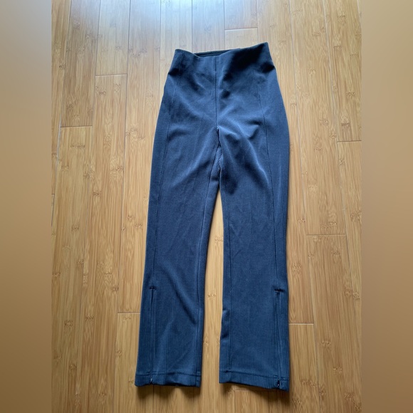NWOT Lululemon Ribbed Softstreme Zip-Leg High-Rise Cropped Pants 25"
Black - Picture 6 of 7